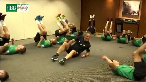 Los jigadores del betis realizaron un divertido ejercicio de calentamiento