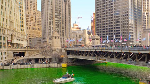 El Río Chicago se tiñe de verde para celebrar la cultura irlandesa el Día de San Patricio.