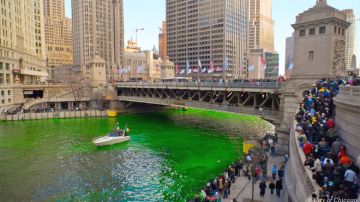 El Río Chicago se tiñe de verde para celebrar la cultura irlandesa el Día de San Patricio.