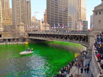 El Río Chicago se tiñe de verde para celebrar la cultura irlandesa el Día de San Patricio.