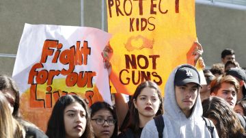Estudiantes marchan para pedir control de armas y seguridad escolar.