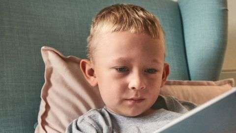 Las pantallas se han convertido en un elemento constante en la vida de adultos y niños.