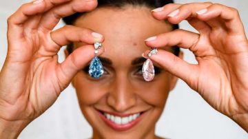 Los diamantes "Apollo blue" y "Artemis Pink" fueron ofrecidos en subasta en 2017 por decenas de millones de dólares cada uno.