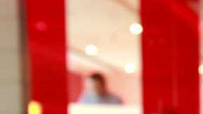 Christopher decidió despojarse de sus rizos.