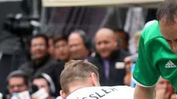 Cuauhtémoc Blanco hizo la 'cuauhtemiña' durante el partido de leyendas del Tri y Alemania en el Zócalo de la CDMX.
