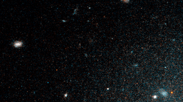 Imagen del telescopio Hubble que muestra una burbuja borrosa con otras galaxias que pueden verse a través de ella. NASA/ESA/P. VAN DOKKUM