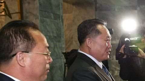 Las delegaciones de ambos países leyeron un comunicado de prensa conjunto anunciando la fecha de la cumbre. EFE