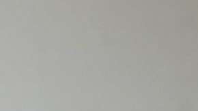 Lizbeth Mateo muestra una foto de su graduación de la escuela de leyes en la Universidad de Santa Clara