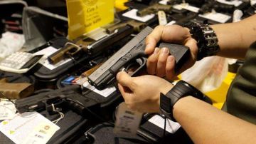 Dos hombres de los suburbios del oeste han sido acusados de cargos de tráfico de armas.