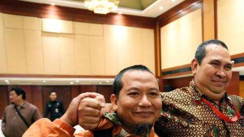 Terroristas y sobrevivientes se abrazan. /EFE