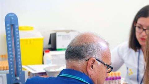 Unas enfermeras realizan pruebas a un paciente con diabetes.