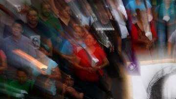 decenas de feligreses durante una marcha dedicada al beato Óscar Arnulfo Romero en San Salvador