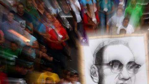decenas de feligreses durante una marcha dedicada al beato Óscar Arnulfo Romero en San Salvador
