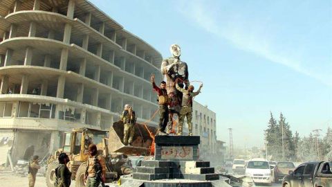 Fuerzas turcas toman el control de la ciudad siria de Afrín.