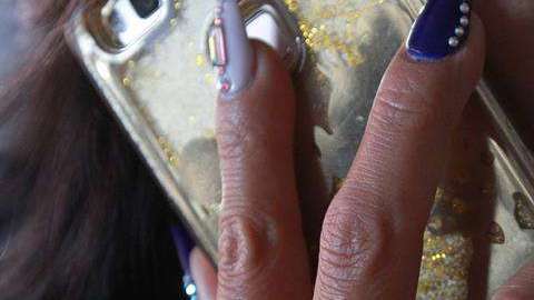 Luz de smartphones genera afectaciones oculares, advierte estudio.