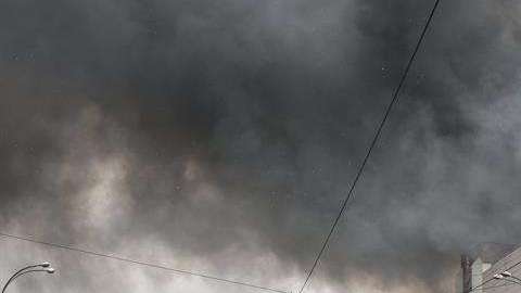 Policías rusos continúan con las labores de extinción del incendio originado ayer en el centro comercial Zimnaya Vishny.EFE