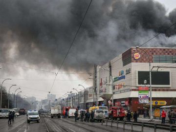 Policías rusos continúan con las labores de extinción del incendio originado ayer en el centro comercial Zimnaya Vishny.EFE