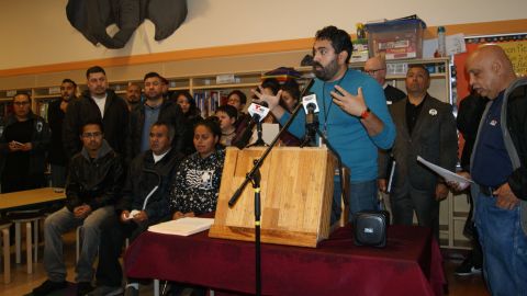 Conferencia de prensa con representantes del Barrio de La Misión y familiares y amigos de Jesús Adolfo Delgado Duarte. El profesor Frank Lara se dirige a los presentes. (Fernando A. Torres / La Opinión de la Bahía)