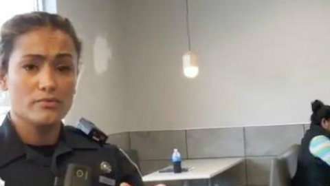 El anciano vagabundo fue humillado por personal del restaurante y por la policía.