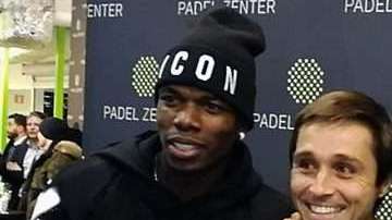 Los jugadores del Manchester United, el sueco Zlatan Ibrahimovic y el francés Paul Pogba posan con dos jugadores argentinos de padel, Fernando Belasteguín y Mati Díaz. (Foto: EFE)