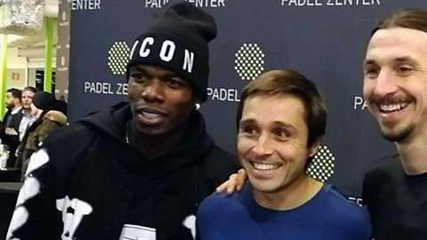 Los jugadores del Manchester United, el sueco Zlatan Ibrahimovic y el francés Paul Pogba posan con dos jugadores argentinos de padel, Fernando Belasteguín y Mati Díaz. (Foto: EFE)
