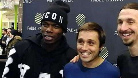 Los jugadores del Manchester United, el sueco Zlatan Ibrahimovic y el francés Paul Pogba posan con dos jugadores argentinos de padel, Fernando Belasteguín y Mati Díaz. (Foto: EFE)