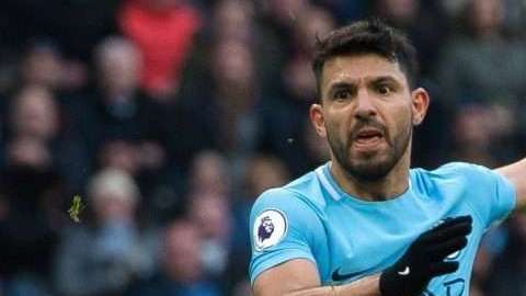 El delantero del Manchester City Sergio Aguero padece de una lesión en la rodilla izquierda. Foto: EFE/EPA/PETER POWELL