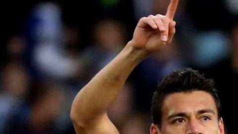 El defensa mexicano de la Real Sociedad, Héctor Moreno, celebra su primer gol con los Txurri-urdin frente al Alavés. (Foto: EFE/Juan Herrero)