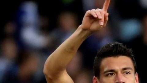 El defensa mexicano de la Real Sociedad, Héctor Moreno, celebra su primer gol con los Txurri-urdin frente al Alavés. (Foto: EFE/Juan Herrero)