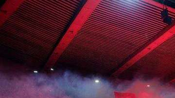 Entre otros incidentes, los ultras del PSG arrojaron bengalas