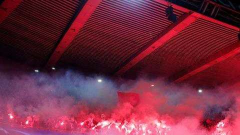 Entre otros incidentes, los ultras del PSG arrojaron bengalas
