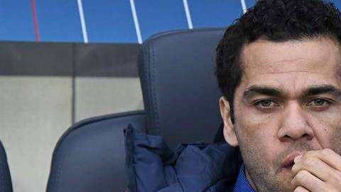 El brasileño Dani Alves del Paris Saint-Germain hizo declaraciones polémicas por ciertas. (Foto: EFE/EPA/CHRISTOPHE PETIT TESSON)