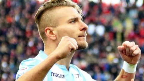 El jugador del Lazio Ciro Immobilecelebra su gol, el 2-2 ante el Cagliari Calcio. (Foto: EFE/EPA/FABIO MURRU)