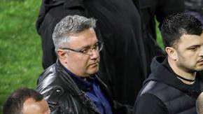 El presidente y propietario del PAOK Salónica griego, Ivan Savvidis invadió el campo con una pistola, durante el encuentro su equipo y el AEK Atenas (Foto: EFE/ Str)