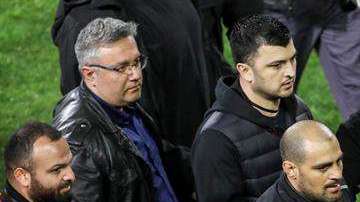 El presidente y propietario del PAOK Salónica griego, Ivan Savvidis invadió el campo con una pistola, durante el encuentro su equipo y el AEK Atenas (Foto: EFE/ Str)