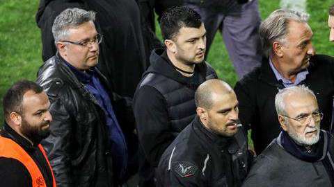El presidente y propietario del PAOK Salónica griego, Ivan Savvidis invadió el campo con una pistola, durante el encuentro su equipo y el AEK Atenas (Foto: EFE/ Str)