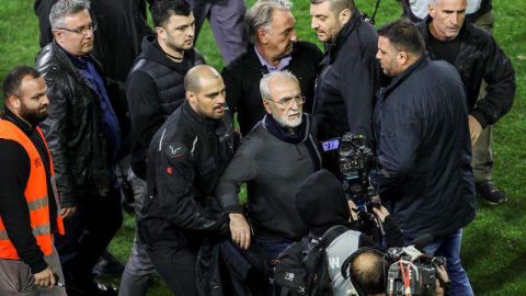 El presidente y propietario del PAOK Salónica griego, Ivan Savvidis invadió el campo con una pistola, durante el encuentro su equipo y el AEK Atenas (Foto: EFE/ Str)