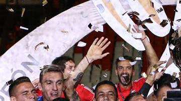 Leonardo Ponzio de River Plate celebra su victoria en la final de la Supercopa Argentina ante Boca Juniors (Foto: EFE/Nicolás Aguilera)