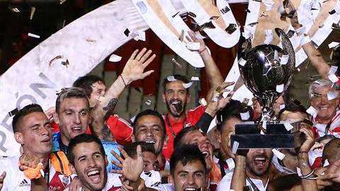 Leonardo Ponzio de River Plate celebra su victoria en la final de la Supercopa Argentina ante Boca Juniors (Foto: EFE/Nicolás Aguilera)