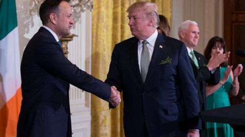 Leo Varadkar, primer ministro de Irlanda, junto a Trump. EFE