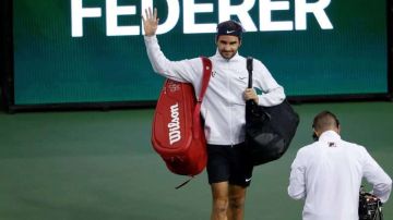 Roger Federer de Suiza saluda antes de su juego contra Hyeon Chung en el Torneo de Tenis de Indian Wells, California (Foto: EFE//JOHN G. MABANGLO.).