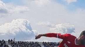 El disparo de derecha del defensa mexicano del Sevilla, Miguel Layún, frente al Levante. (Foto: EFE/ Juanjo Martin)