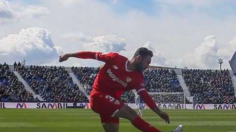 El disparo de derecha del defensa mexicano del Sevilla, Miguel Layún, frente al Levante. (Foto: EFE/ Juanjo Martin)