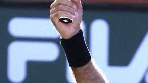 El argentino Juan Martin Del Potro celebra su triunfo ante el suizo Roger Federer en Indian Wells. (Foto: EFE/EPA/MIKE NELSON)