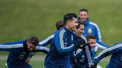 La selección argentina se entrena en Manchester para su partido contra Italia este viernes. (Foto: EFE/ Peter Powell)