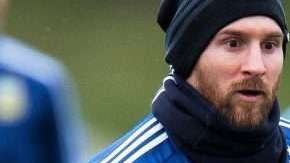El capitán de la selección argentina Lionel Messi, durante el entrenamiento albiceleste en Manchester. (Foto: EFE/ Peter Powell)