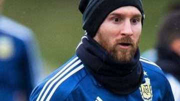 El capitán de la selección argentina Lionel Messi, durante el entrenamiento albiceleste en Manchester. (Foto: EFE/ Peter Powell)