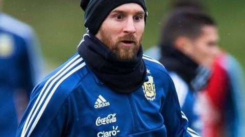 El capitán de la selección argentina Lionel Messi, durante el entrenamiento albiceleste en Manchester. (Foto: EFE/ Peter Powell)