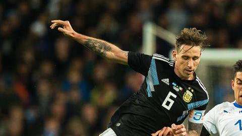 Lucas Biglia disputa el esférico con orenzo Pellegrini