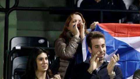 Fans de la boricua Monica Puig durante el partido contra la danesa Caroline Wozniacki en el Miami Open. (Foto: EFE/EPA/RHONA WISE)